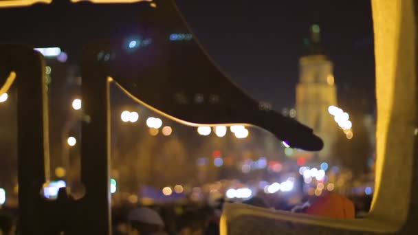 Manifestações ucranianas amantes da paz ao lado da Catedral de Santa Sofia em Kiev — Vídeo de Stock