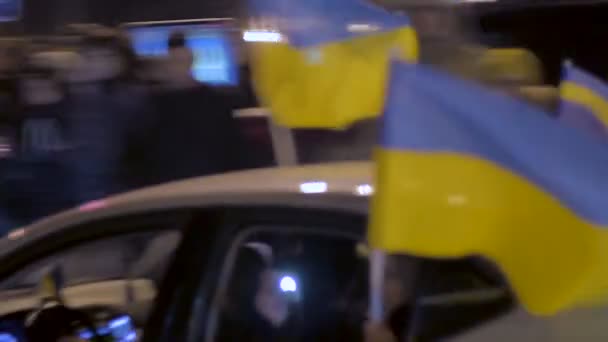 QUIIV, UCRÂNIA - CIRCA DEZEMBRO 2014: manifestações Euromaidan. Movimento Automaidan ucraniana durante 2014 revolução da dignidade, patriotismo — Vídeo de Stock