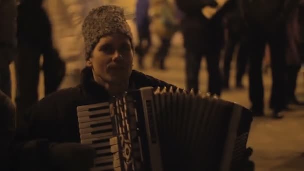 KYIV, UCRAINA - CIRCA DICEMBRE 2014: Manifestazioni Euromaidan. Due musicisti di sesso maschile che eseguono canzoni in mezzo alla folla, artisti di strada — Video Stock