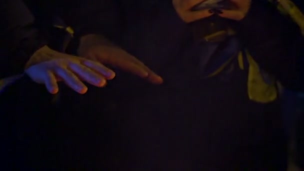 Patriotes ukrainiens réchauffant les mains du feu par temps froid, flamme extérieure 