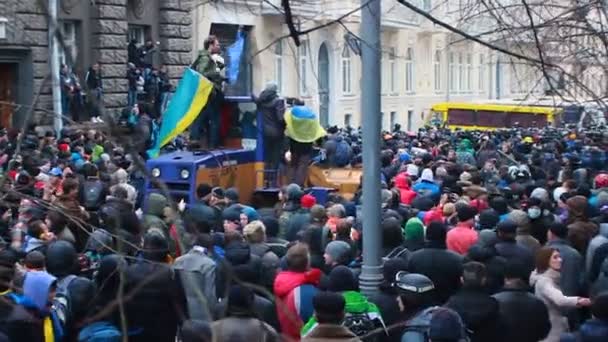 Kiev, Ukraina - Circa December 2014: Euromajdan demonstrationer. Stora montering av ukrainska civila försöker gå framåt på Hrushevsky Street — Stockvideo