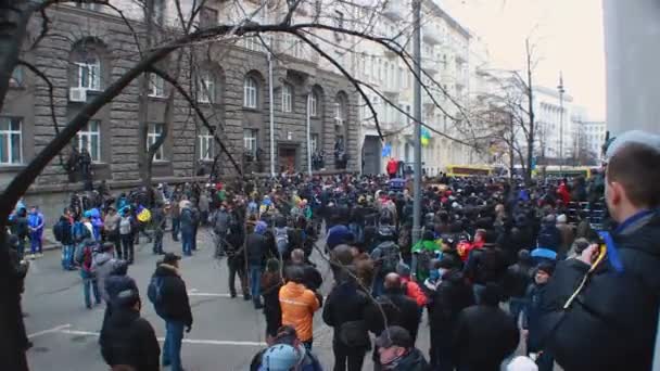 KYIV, UKRAINE - CIRCA DECEMBRIE 2014: Demonstrații Euromaidan. Mulțime mare de demonstranți s-au adunat pe o stradă mică blocată, obiecții publice — Videoclip de stoc