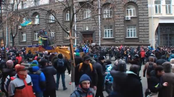 Kyiw, Ukraine - ca. Dezember 2014: Euromaidan-Demonstrationen. Massiver Traktor mit ukrainischer Opposition rückt auf Polizeiposten vor — Stockvideo
