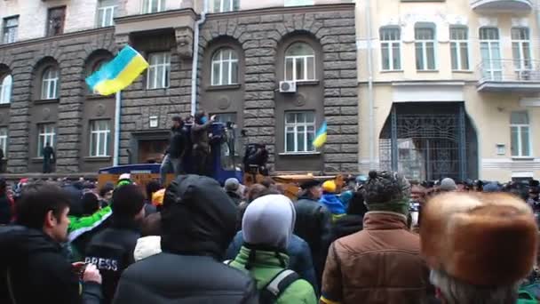 Kyiw, Ukraine - ca. Dezember 2014: Euromaidan-Demonstrationen. Mitten in der Menschenmenge bei Zusammenstößen zwischen Demonstranten auf der hrushevsky Straße in Kyiw, Ukraine — Stockvideo