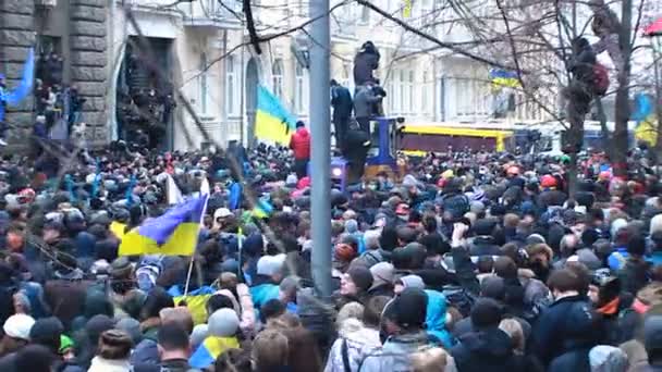 Київ - Circa грудня 2014 року: Euromaidan демонстрацій. Величезний кластера українських демонстрантів, намагається перейти на заблокований вулиці — стокове відео