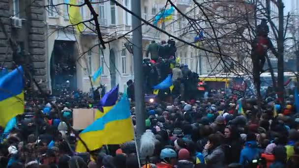 KYIV, UCRANIA - CIRCA DICIEMBRE DE 2014: Manifestaciones Euromaidán. Cientos de ucranianos con símbolos nacionales durante los enfrentamientos de la calle Hrushevsky — Vídeo de stock