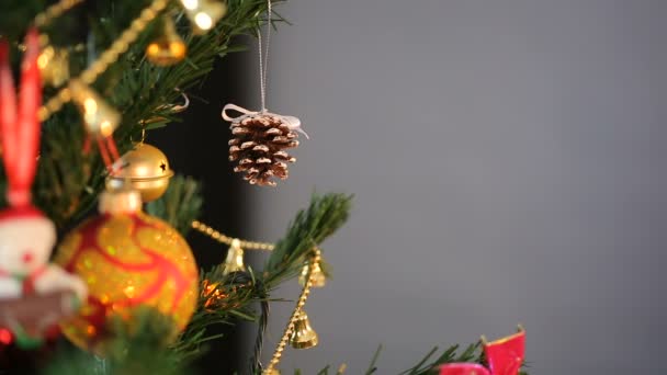 Beaux ornements suspendus sur l'arbre de Noël, moments magiques, miracle festif — Video