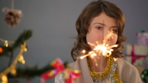 線香花火を見て、お願い、クリスマスのかわいいお嬢さん — ストック動画