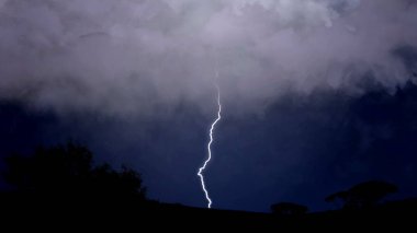 Dramatik doğa arka plan, elektrik firebolts bulutlar yere strike