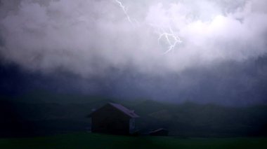 Işık yanıp söner karanlık gökyüzü, cıvata grev kır evi yukarıda yıldırım aydınlatmak