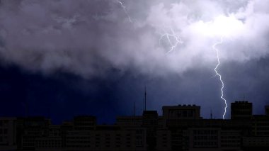Elektrik firebolts gece şehirde, kötü hava kara bulutlar çarpıcı