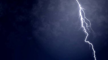 Elektrik firebolt aşağı yere doğru doğa yanıp sönen ayrıntılı bir görünümünü