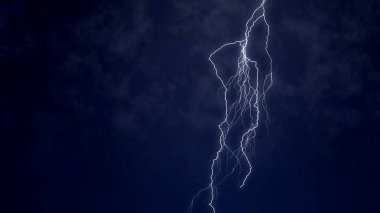 Şiddetli fırtına alan, elektrik firebolt bulutlar yere çarpıcı hits