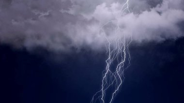 Gökyüzündeki gök gürültüsü, kontur dallı yıldırım sürgünlerin bulut, doğa dışarı
