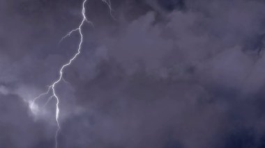Yıldırım ve karanlıkta, hava yanıp sönen fırtına gece gökyüzü