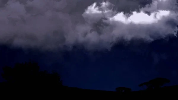Zomer storm beginnen met bliksem bij nacht, mooie fenomeen — Stockfoto