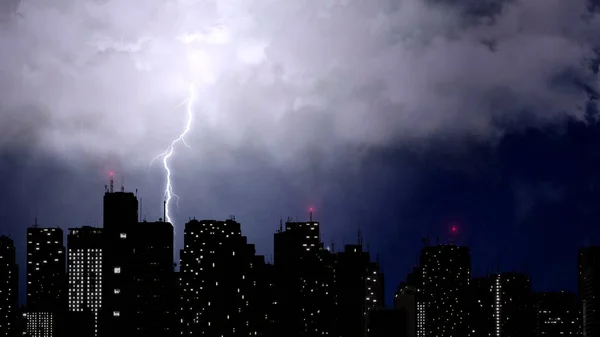 Blikseminslagen boven de wolkenkrabbers, dramatische thunder botsingen, slecht weer — Stockfoto