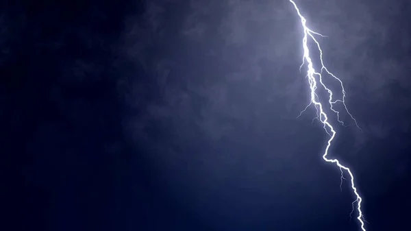 Vue détaillée du boulon de feu électrique clignotant vers le sol, la nature — Photo