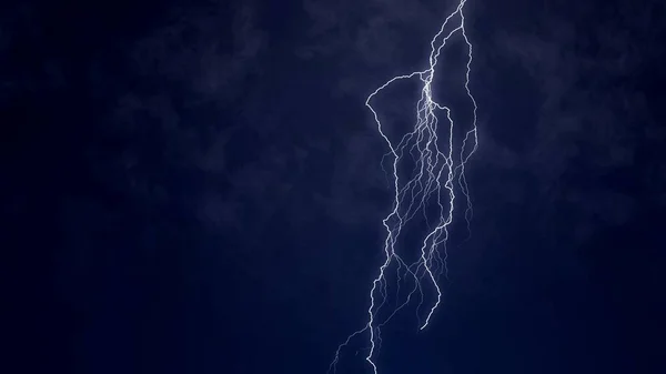 Violente zone touchée par la tempête, éclair électrique percutant le sol depuis les nuages — Photo