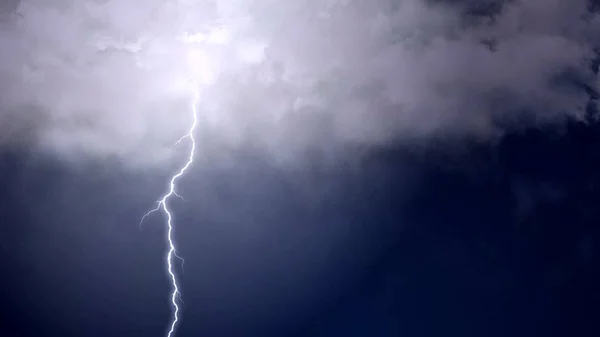 Plan magique de fourches à éclairs rapides frappant dans un ciel nocturne dégagé, météorologie — Photo