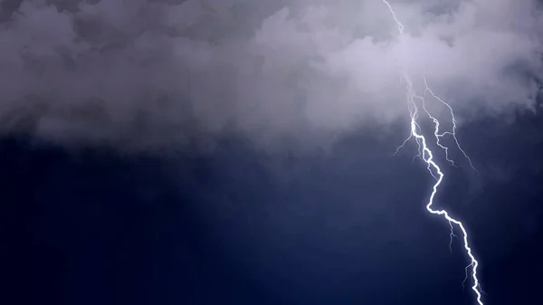 Tempête électrique créant des boulons de feu incroyables dans le ciel sombre, météorologie — Photo