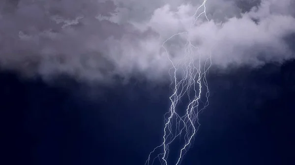 Thunder in hemel, de slag van bliksem vertakte scheuten uit de wolk, natuur — Stockfoto