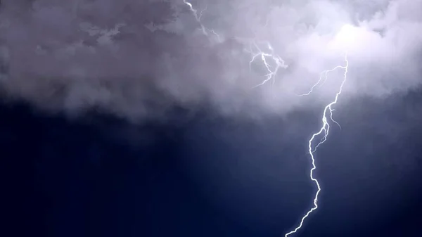 Maravillas naturales, increíble vista de los rayos de fuego eléctricos desde las nubes hasta el suelo —  Fotos de Stock