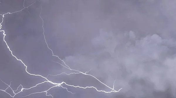 Consequências meteorológicas adversas, um raio de fogo eléctrico a piscar em direcção ao chão — Fotografia de Stock