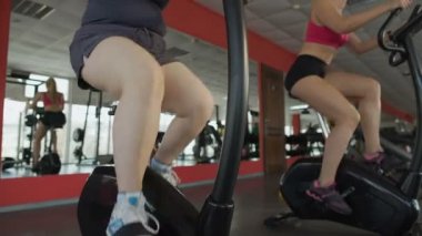 Aktif egzersiz, kilo vermem için sabit bisiklet üzerinde egzersiz şişman kadın