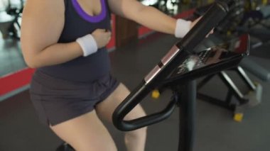 Sabit bisiklet üzerinde pedal ve Dispne spor sorunum şişman Bayan