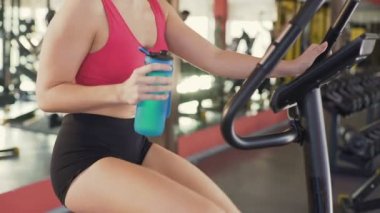 Spor, ince kadın içme suyu süre binicilik egzersiz bisikleti, fitness olarak çalışma