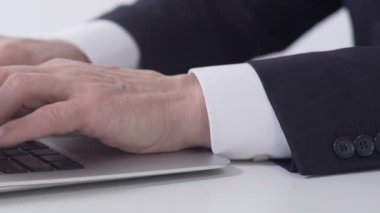 Yakın çekim işadamı laptop ofis, internet Projesi Yazım rapor eller