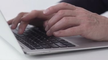 Patron için eller yakın çekim yazarak e-posta ve irsal o çalışkan Ofis Müdürü