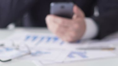 Smartphone, iş haber okuma yatırım analisti bilgi analiz