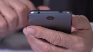 Tablo, kum saati ile cep telefonu kullanan kişi eller iş zamanı ölçme