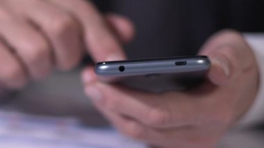 Mali uzman smartphone, kaydırma iş haberleri, okuma portre eller