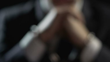 Agresif işadamı kelepçe, erkek suç, suç için ceza tutuklandı