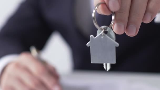 Gestore immobiliare che dà la chiave dalla casa dei sogni all'acquirente, firmando l'accordo di affitto — Video Stock