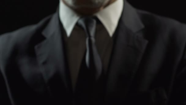 Auto-confianza oligarca masculino ajustando corbata, preparándose para la reunión de negocios — Vídeo de stock