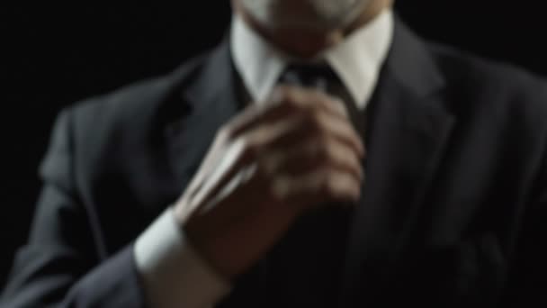 Billonario nervioso ajustando corbata en comisaría, crimen financiero y soborno — Vídeo de stock