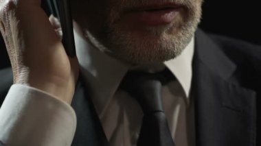 Smartphone-e doğru iş ortağı, iş konuşma konuşurken şirket başkanı