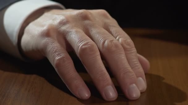Erfahrener Anwalt stützt Kinn mit Händen, hört dem Mandanten aufmerksam zu — Stockvideo