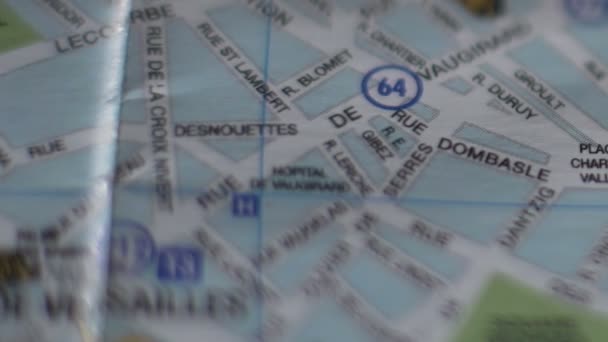 Nahaufnahme von französischem Stadtplan, touristische Handmarkierung des Reiseziels mit Anstecknadel — Stockvideo