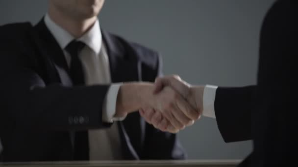 Соглашение о партнерстве на основе коррупции, рукопожатия бизнесом в незаконных сделках — стоковое видео