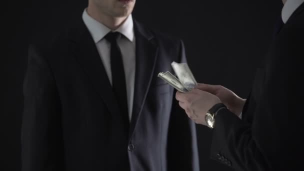 Податковий співробітник вклав гроші в кишеню, приймаючи хабар, інспектор отримує плату — стокове відео