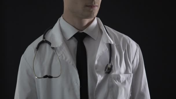 Manlig hand tar pengar läkare ficka, lågt betalda läkare, hälso-och sjukvårdsreform — Stockvideo