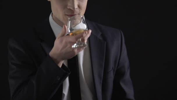 Zakenman holding dollar cash en drinken cognac, viert de verhoging van de inkomsten — Stockvideo