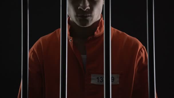 Aggressiver Häftling ergreift Gefängnisgitter, ungerecht beurteilt, Berufung gegen Urteil — Stockvideo