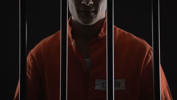 Wahnsinniger, der Gefängniszellen ergreift und auf die Todesstrafe wartet, grinst — Stockvideo