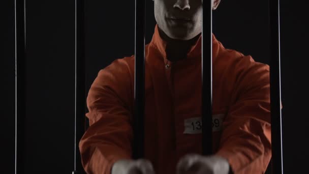 Заключенный надевает наручники в ожидании суда, наказания за преступления, нарушения закона — стоковое видео